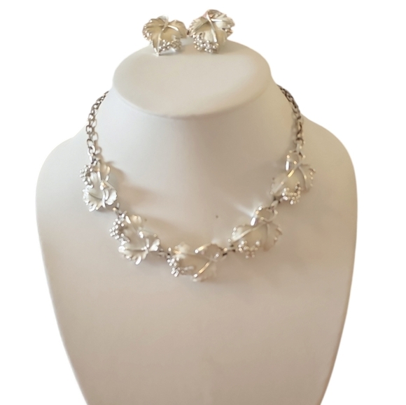 Sarah Coventry Necklace & Earrings Set White Enamel Leaf Grape Vineyard - Picture 1 of 11